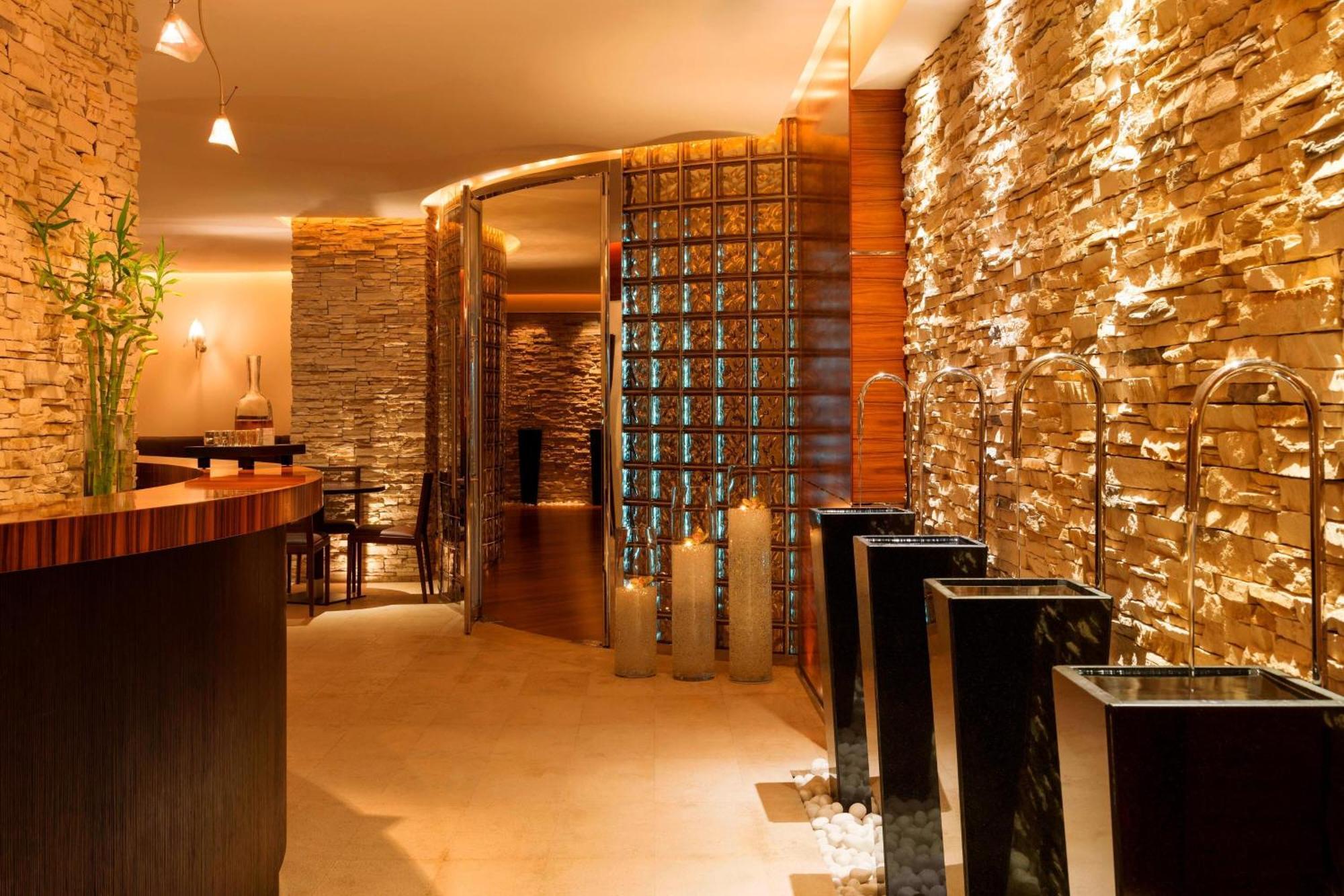 迪拜迈纳塞亚海滩威斯汀度假酒店 外观 照片 The interior of the restaurant