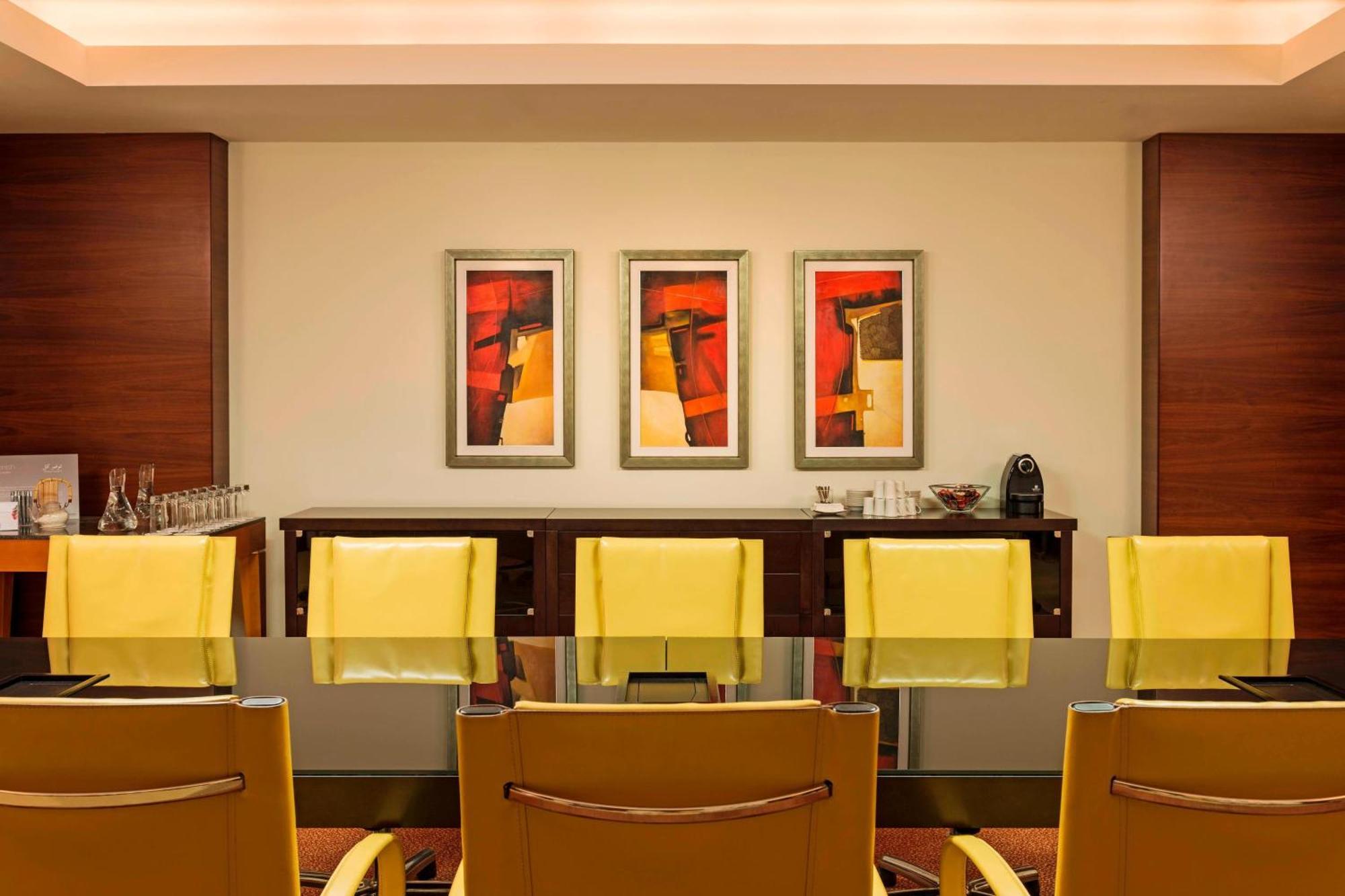 迪拜迈纳塞亚海滩威斯汀度假酒店 外观 照片 A meeting room at the Westin Palace, Madrid
