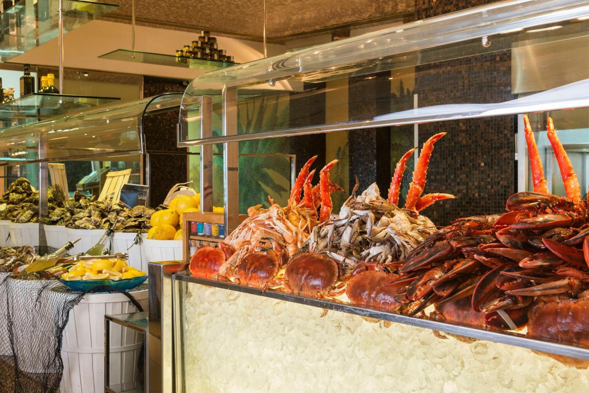迪拜迈纳塞亚海滩威斯汀度假酒店 外观 照片 Live mud crab at buffet